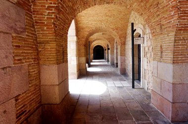 Kalenin geniş terk edilmiş tuğla galerisi ya da koridoru
