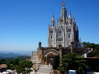 Barcelona Tibidabo tepe üzerinde yanan kalp Tapınağı.