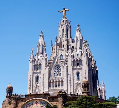Barcelona Tibidabo tepe üzerinde yanan kalp Tapınağı.