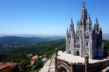 Barcelona Tibidabo tepe üzerinde yanan kalp Tapınağı.