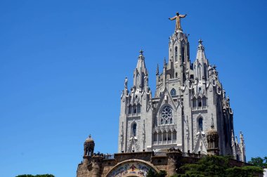 Barcelona Tibidabo tepe üzerinde yanan kalp Tapınağı.