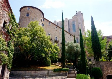 Katalonya 'nın Girona ilinin tarihi merkezinde evler ve kilise.