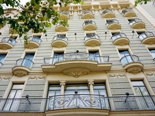 Jedna Fasad Pięknych Budynków Dzielnicy Eixample Barcelonie — Zdjęcie stockowe