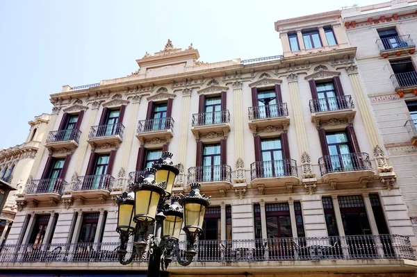 Een Van Gevels Van Prachtige Gebouwen Wijk Eixample Barcelona — Stockfoto