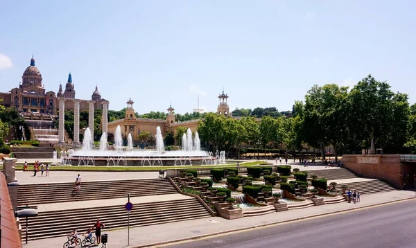 巴塞罗那的喷泉和城市景观 — 图库照片
