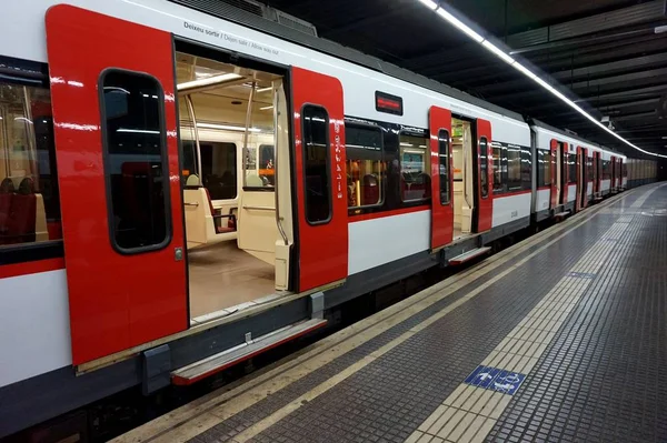 Tren istasyonunda yolcu bekleyen kapısı açık bir tren..