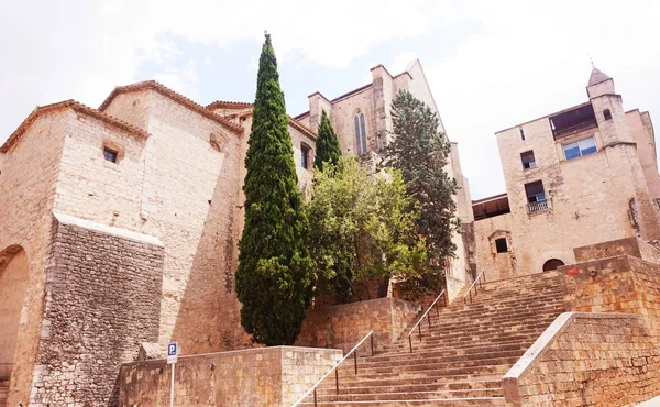 Σπίτια Και Εκκλησία Στο Ιστορικό Κέντρο Της Girona Επαρχία Καταλονίας — Φωτογραφία Αρχείου