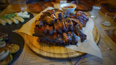 Izgarada kızarmış domuz pirzolası.