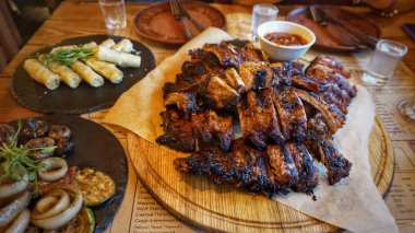 Izgarada kızarmış domuz pirzolası.