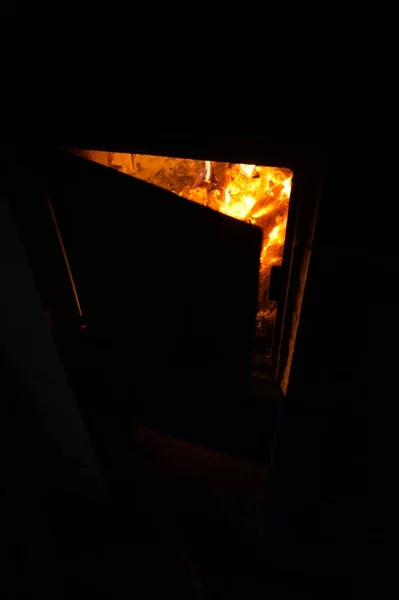 Alevlerin yandığı fırının aralık kapısı..