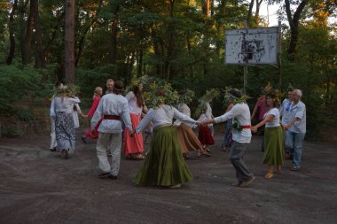 İnsanlar Ivan Kupala şöleninde dans etmeye giderler. Antik Slavonik geleneği.