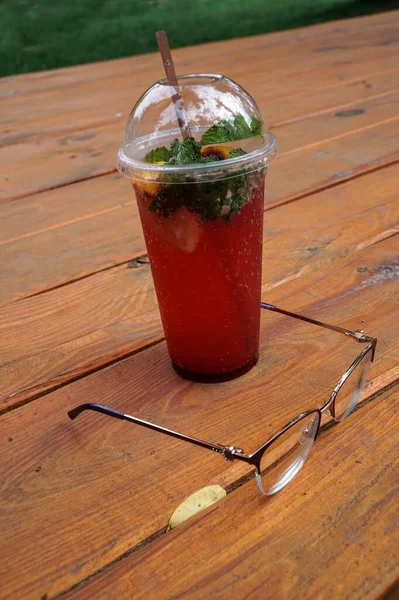 Cocktail Dans Verre Jetable Des Verres Sur Une Table Dans — Photo