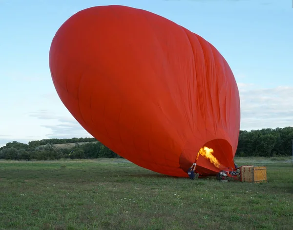 Inflando Globo Acostado Hierba Con Aire Abrasador Fuego Ardiendo Dentro —  Fotos de Stock