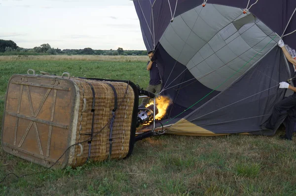 Inflando Globo Acostado Hierba Con Aire Abrasador Fuego Ardiendo Dentro —  Fotos de Stock