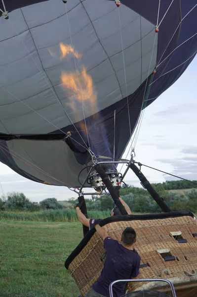 Inflando Globo Acostado Hierba Con Aire Abrasador Fuego Ardiendo Dentro —  Fotos de Stock