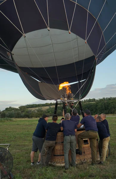 Inflando Globo Acostado Hierba Con Aire Abrasador Fuego Ardiendo Dentro —  Fotos de Stock