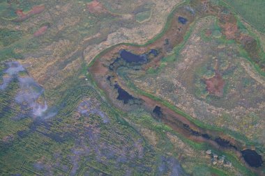 Nehir ve çayırın üst manzarası, haritaya benziyor..