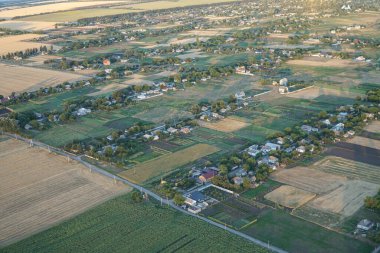 Köyün manzarası, tarlalar ve bahçeler yukarıdan.