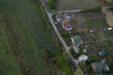 Köyün manzarası, tarlalar ve bahçeler yukarıdan.