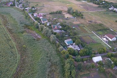 Köyün manzarası, tarlalar ve bahçeler yukarıdan.