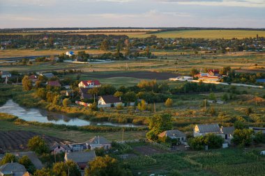 Kırsaldaki tarlaların üzerinde gün batımı