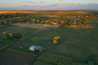 Kırsaldaki tarlaların üzerinde gün batımı