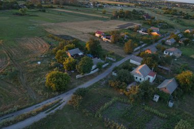 Köyün yukarıdan görünen manzarası Gün batımının ışınları altında