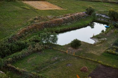 Akşamları kırsal bir göl manzarası