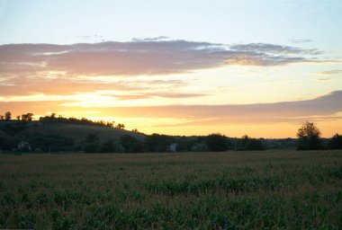 Kırsaldaki tarlaların üzerinde gün batımı