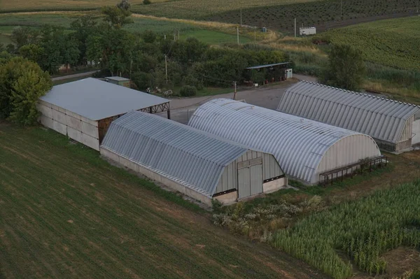 Yukarıdan kırsal bir çiftliğin hangarlarının görüntüsü