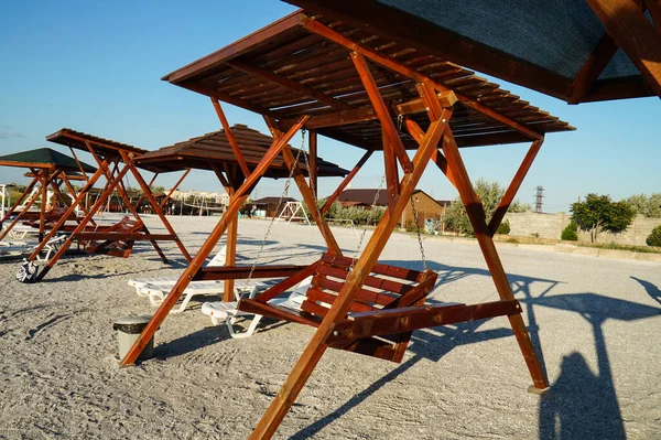 Ξύλινες Ομπρέλες Κούνιες Και Ξαπλώστρες Στην Παραλία — Φωτογραφία Αρχείου