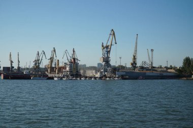 Berdyansk limanındaki vinç ve gemilere uzaktan bak.