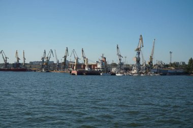 Berdyansk limanındaki vinç ve gemilere uzaktan bak.