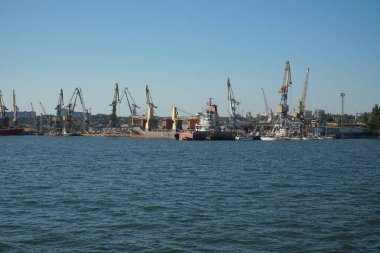 Berdyansk limanındaki vinç ve gemilere uzaktan bak.