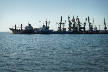 Berdyansk limanındaki vinç ve gemilere uzaktan bak.