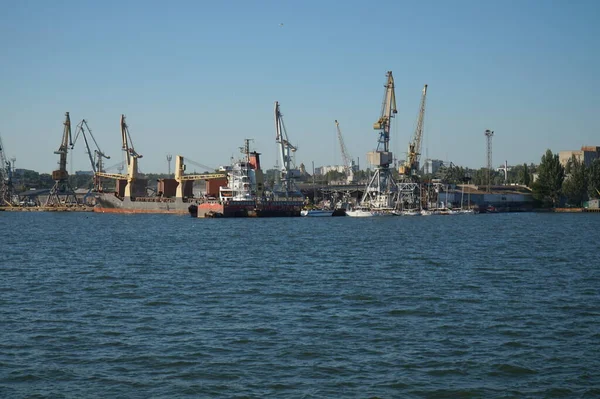 Berdyansk limanındaki vinç ve gemilere uzaktan bak.