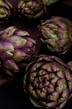 siyah arka plan üzerine taze mor enginar