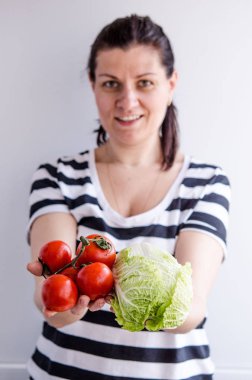 kadın elinde Sağlıklı Vegan ürünleri tutar