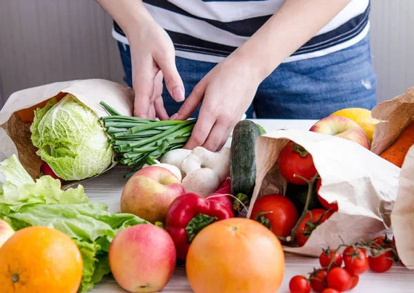 kadın elleri Eko Vegan ürünleri koymak