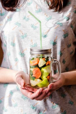 kadın h smoothies için bir bardak taze sebze ve meyve