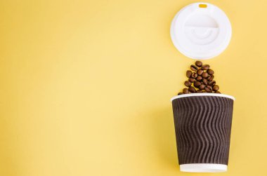 Kağıt kahve Kupası sarı bir arka plan üzerinde
