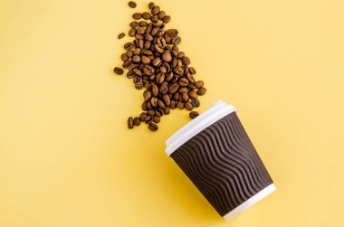 Kağıt kahve Kupası sarı bir arka plan üzerinde