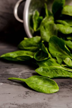 siyah rustik arka plan üzerinde süzgeç