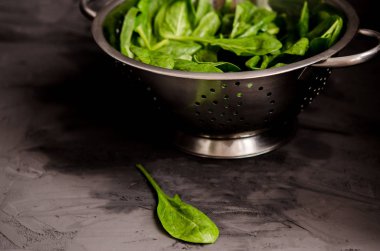 siyah rustik arka plan üzerinde süzgeç