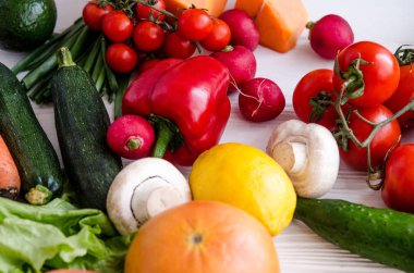 Beyaz ahşap masada çevre dostu taze sebze ve meyveler