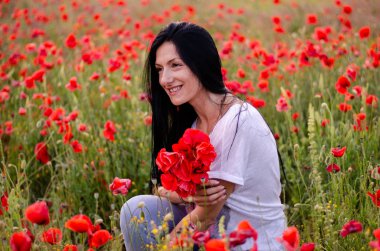 koyu uzun saçlı genç bir kız bir bluz t-shirt giyiyor ve