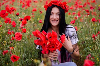beyaz bir t-shirt ve mavi jea koyu uzun saçlı genç bir kız