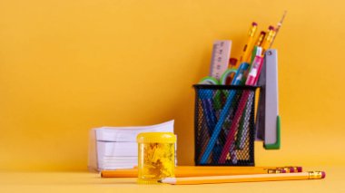 Bir cam fo okul için parlak modern minimalist kırtasiye