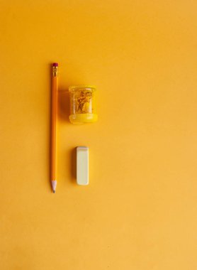 Eğitim için keskinleştirme ve silgi ile parlak sarı kalem, dra