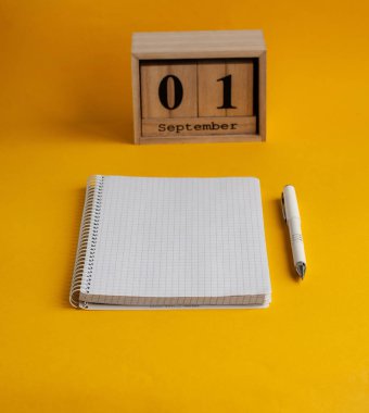 Eylül tarihi ile defter, beyaz kalem, ahşap takvim 